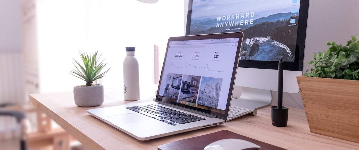 Web tasarım için bilgisayarların bulunduğu çalışma masası